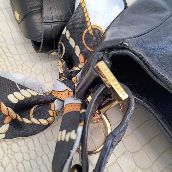 Rare Close to New Classic Torey Burch Large Shoulder Bag is crafted in Crinkled - Picture 10 of 16